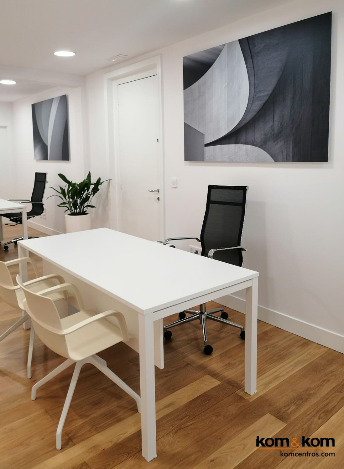 Amueblamiento y decoraci&oacute;n de oficina minimalista en blanco y negro